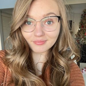 Meet your Posher, Alexis